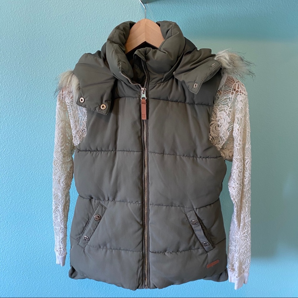 Green vest with fur hood and lace shirt bundle🤍🤩